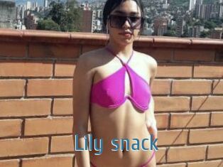 Lily_snack